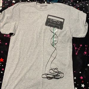 Gray T-shirt ; cassette, size M